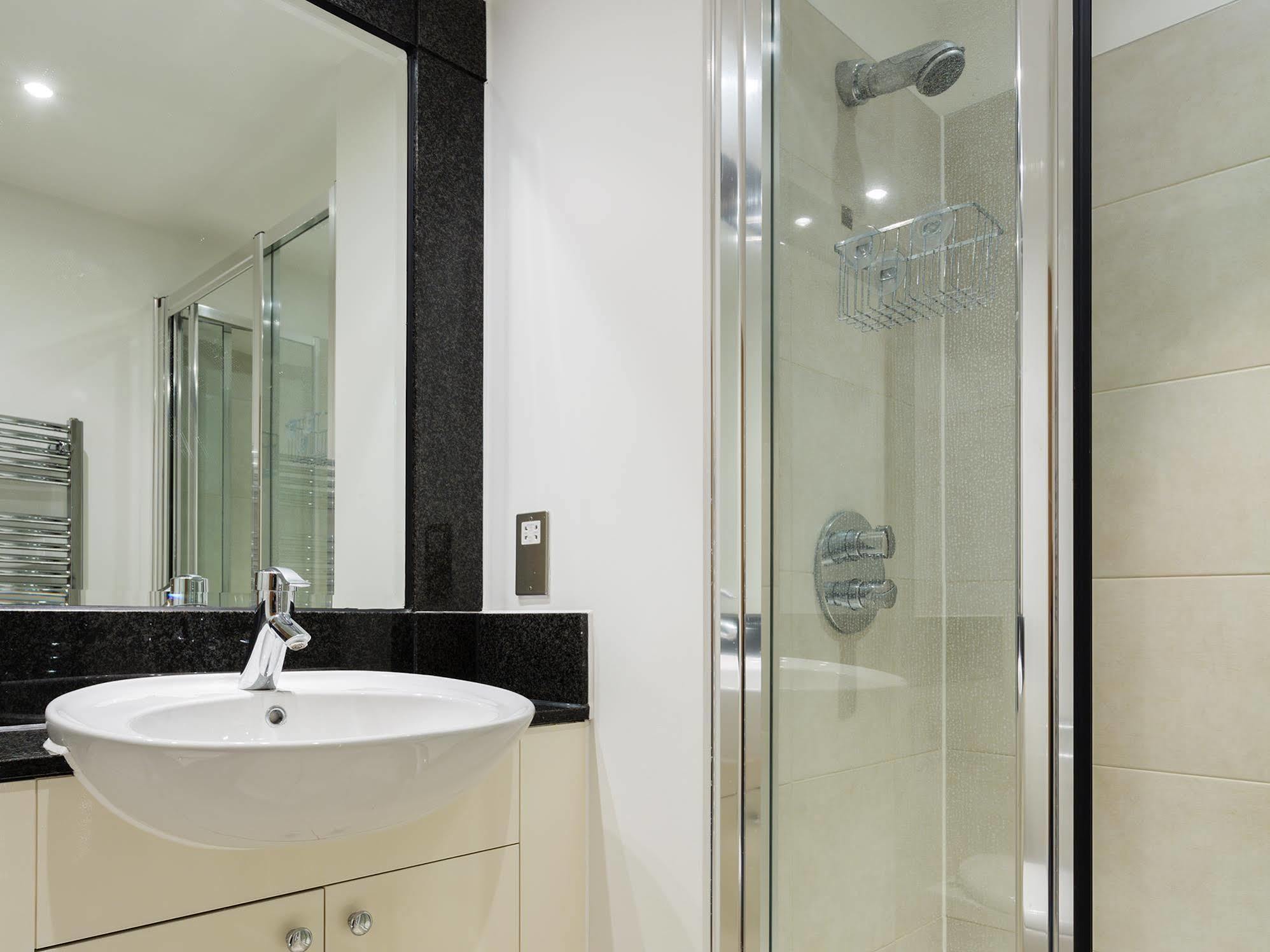 Veeve - Modernist Wharf Apartment Лондон Екстериор снимка